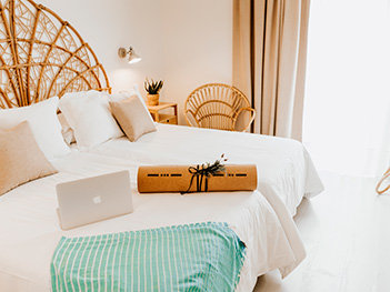 cama de habitación hotel mar azul y suf en cantabria